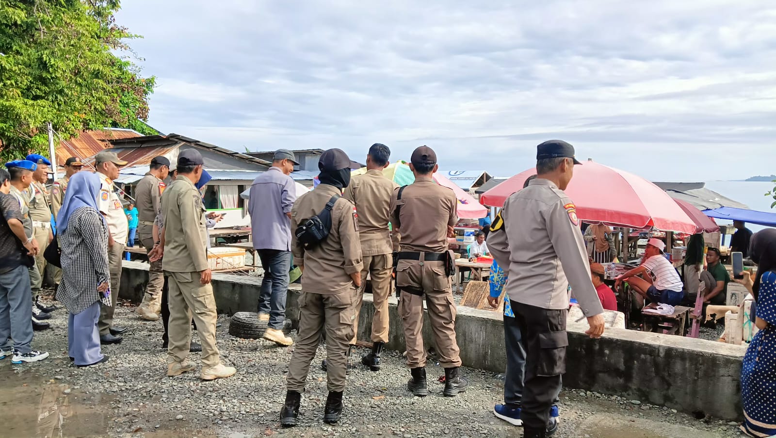 Penertiban pedagang ikan di uentanaga ditunda untuk direlokasi, imbas penolakan dari pedagang. FOTO: IST