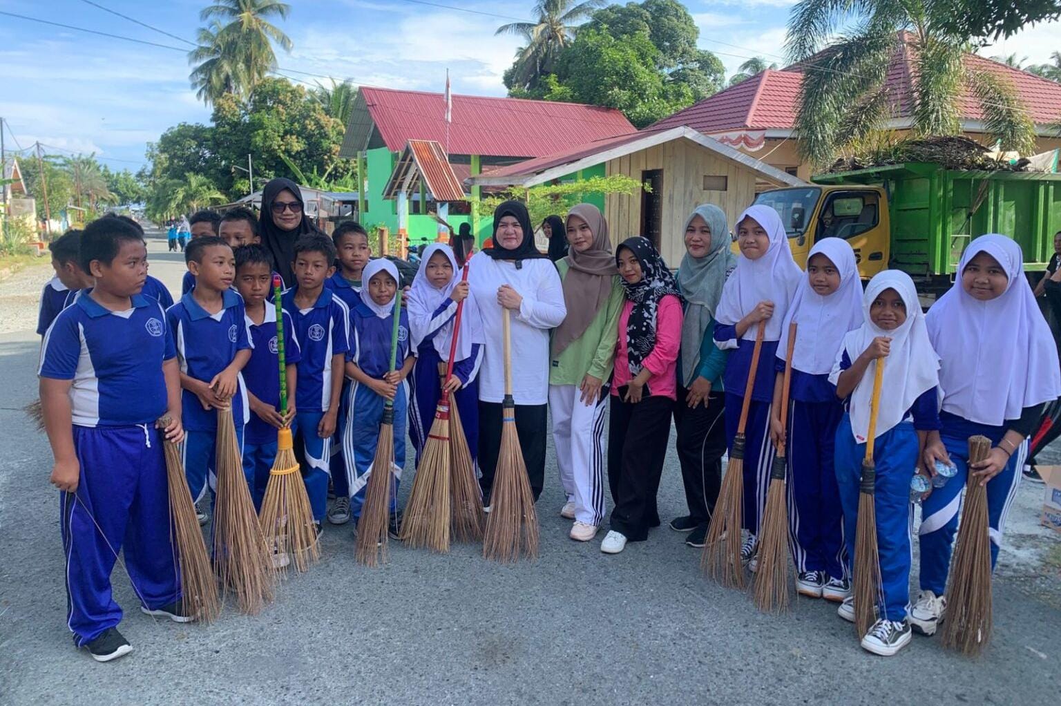 Wakil bupati Touna, Hj. Surya ikut turun bersama warga membersihkan lingkungan. FOTO: IST